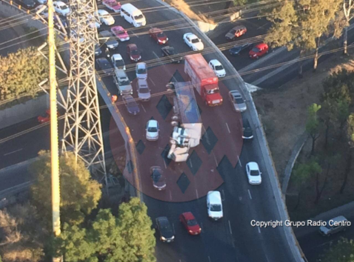 Vuelca tráiler de Grupo Modelo en Circuito Interior - tráiler-circuito
