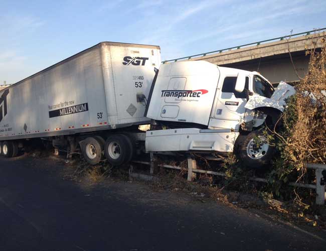 Tráiler choca en Anillo Periférico