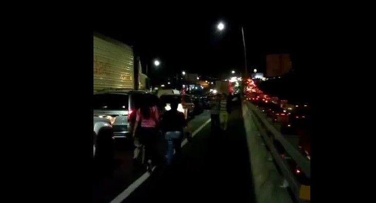 Manifestantes bloquean Viaducto Elevado en Puebla