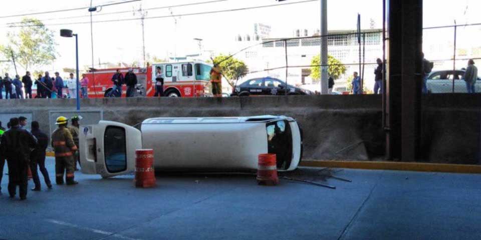 Combi vuelca y cae en paradero del Tren Suburbano