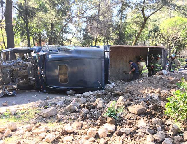 Volcadura de camión provoca caos vial en Insurgentes Norte - volcadura-insurgentes-norte-2