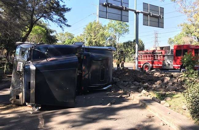 Volcadura de camión provoca caos vial en Insurgentes Norte