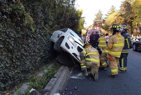 Vuelca automóvil en autopista México-Toluca