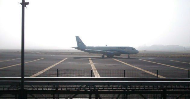 Aeropuerto de Colima suspende operaciones por caída de ceniza