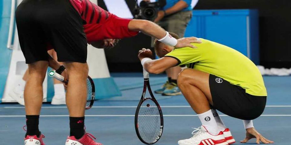 Video: Wawrinka golpea con pelota la entrepierna de su rival