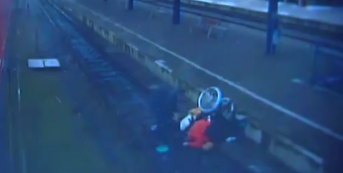 Video: hombre agrede a mujer en silla de ruedas