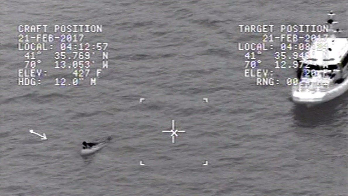 Video: guardacostas rescatan a hombre que naufragó en EE.UU.