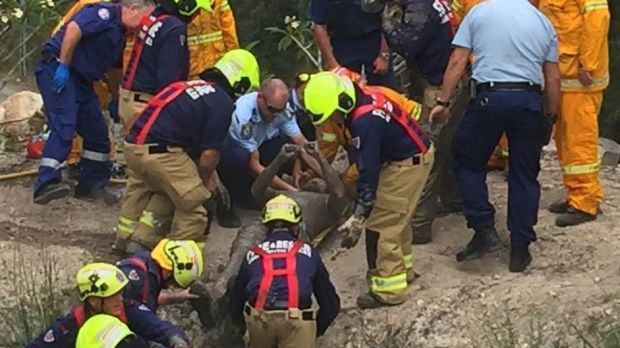 #Viral Hombre hace yoga para salvarse de morir ahogado - 1486606280030-1