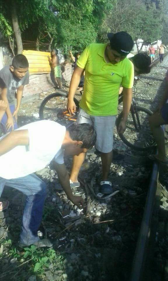 Tren arrolla a menor mientras veía su celular en Tamaulipas - 16649570_1635663506740497_8616996827930178389_n