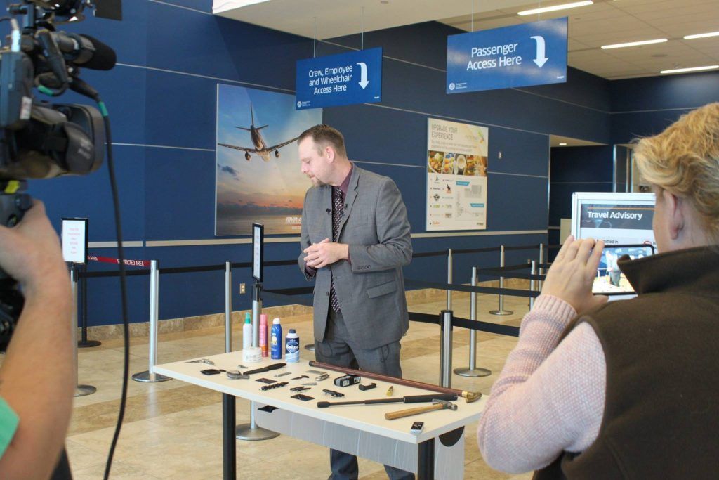 Mujer de 80 intenta viajar, accidentalmente, con una espada - 16665148_10155115773939374_6166663859692635720_o-1024x683