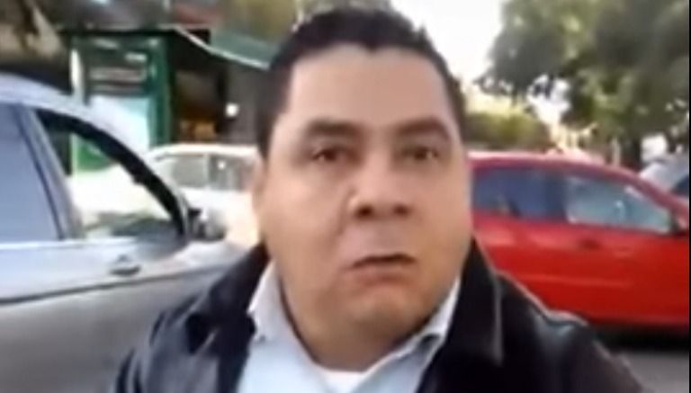 Video: automovilista encara a peatón que atropelló