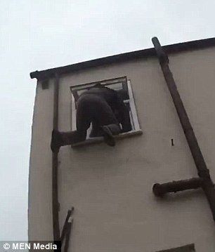 Policía detiene a ladrón que quedó atorado en una ventana - 3CC4BF1B00000578-4185664-image-a-54_1486066811533