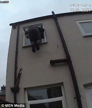 Policía detiene a ladrón que quedó atorado en una ventana - 3CC4BF2500000578-4185664-image-a-55_1486066811723