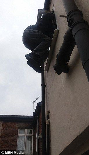 Policía detiene a ladrón que quedó atorado en una ventana - 3CC4FBCD00000578-4185664-image-a-52_1486065883445