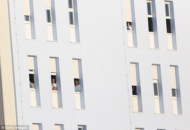 Expulsan de hospital a aficionado de la 'Juve' que ingresó para ver un partido - 3D00EF3700000578-4207794-image-a-3_1486646841312