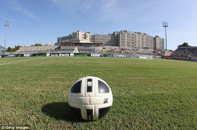 Expulsan de hospital a aficionado de la 'Juve' que ingresó para ver un partido - 3D00EF9300000578-4207794-image-a-2_1486646794599