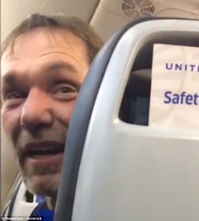 Expulsan a pasajero de avión en EE.UU. por comentario racista - 3D7C99A000000578-4245442-image-m-27_1487691765018