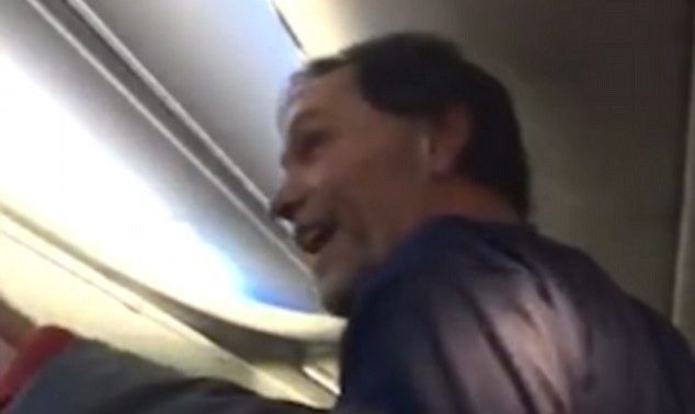 Expulsan a pasajero de avión en EE.UU. por comentario racista