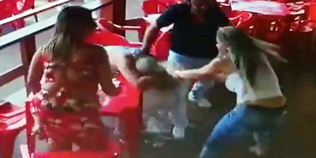 Viral: mujer golpea a su novio al captarlo en una cita con otra