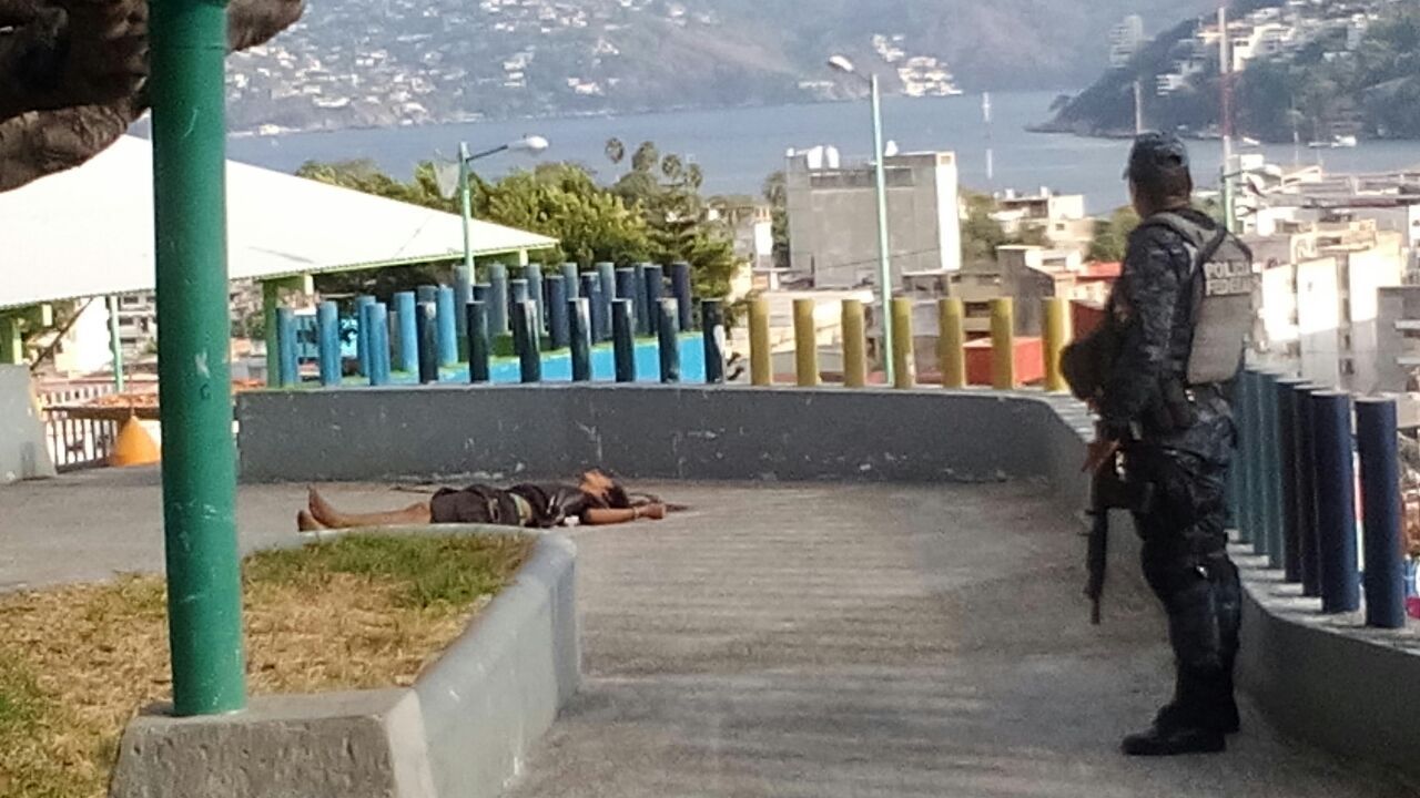 Asesinan a balazos a dos en parque de Acapulco Asesinan a balazos a dos en parque de Acapulco