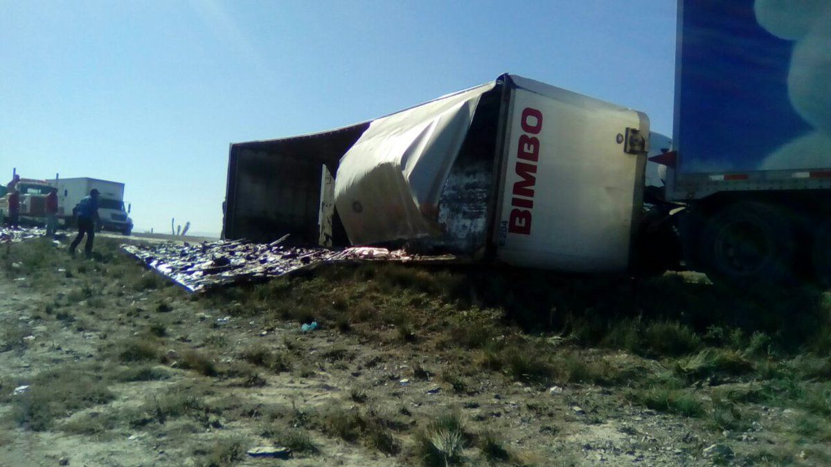 Volcadura de caja de tráiler provoca robo de leche