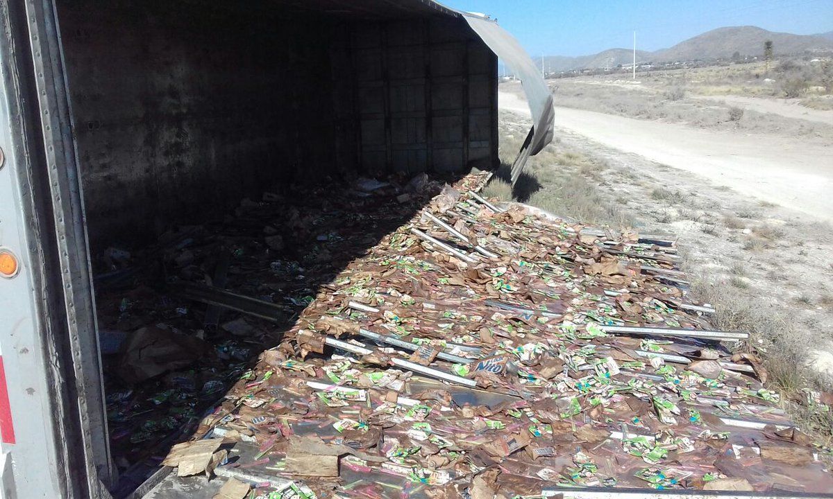 Volcadura de caja de tráiler provoca robo de leche - Bimbo