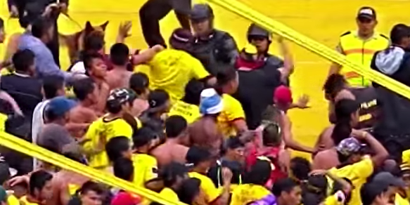 Video: al menos 40 lesionados tras pelea en estadio de Ecuador