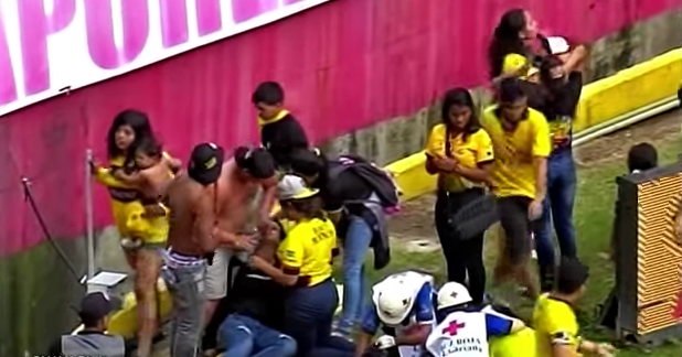 Video: al menos 40 lesionados tras pelea en estadio de Ecuador - Captura-de-pantalla-2017-02-06-a-las-13.52.17