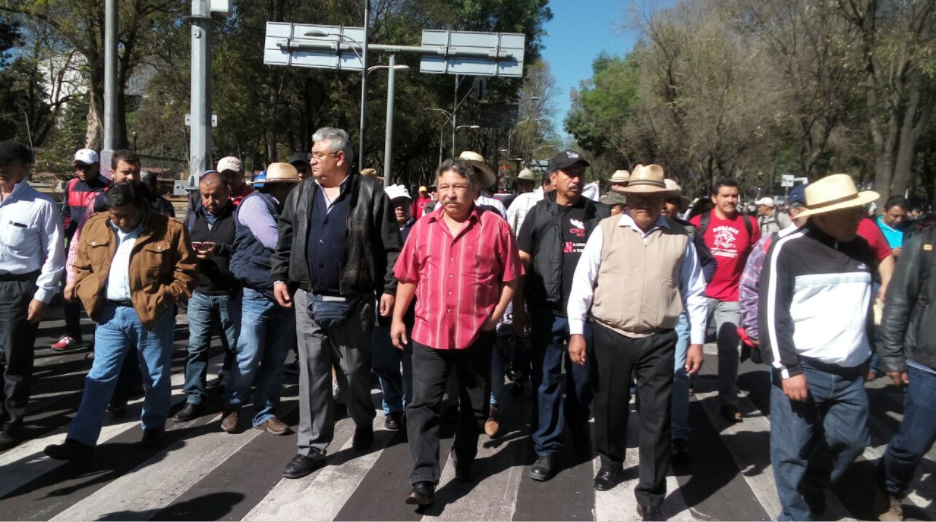 Integrantes de la CNTE marchan en Paseo de la Reforma