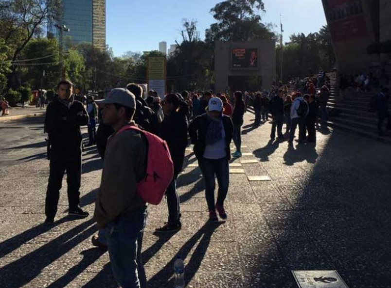 Integrantes de la CNTE marchan en Paseo de la Reforma - Captura-de-pantalla-2017-02-09-a-las-12.14.01
