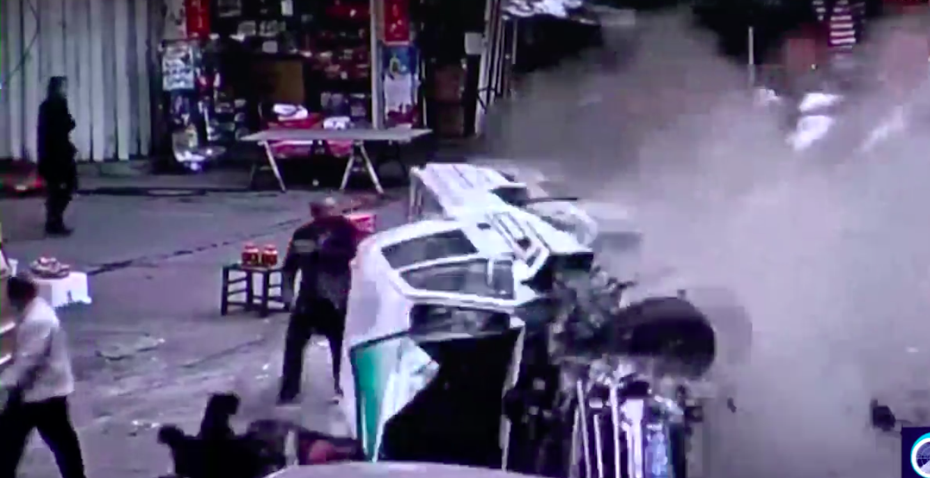 Video: camioneta vuelca y arrolla a motociclista