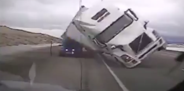 Video: camión aplasta a patrulla en EE.UU.