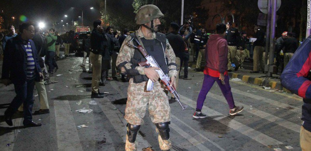 Atentado suicida deja 13 muertos en Pakistán - Captura-de-pantalla-2017-02-13-a-las-12.59.33