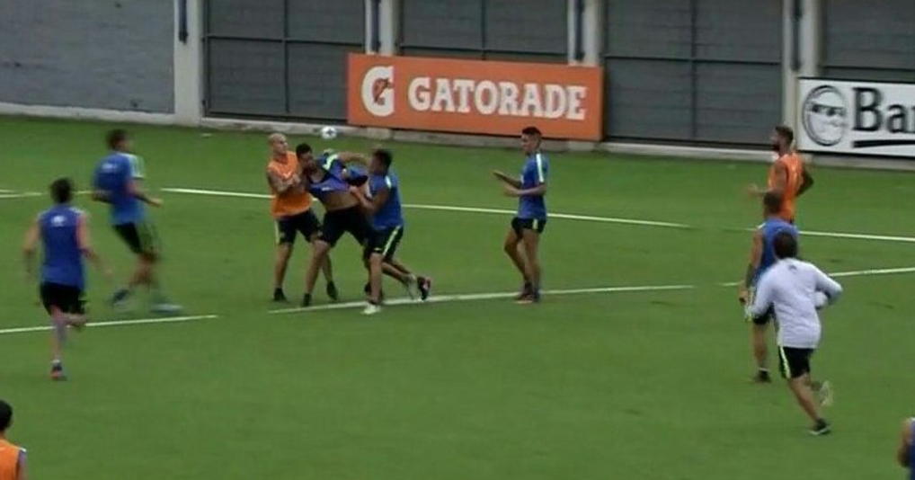 Video: jugadores de Boca llegan a los golpes en entrenamiento