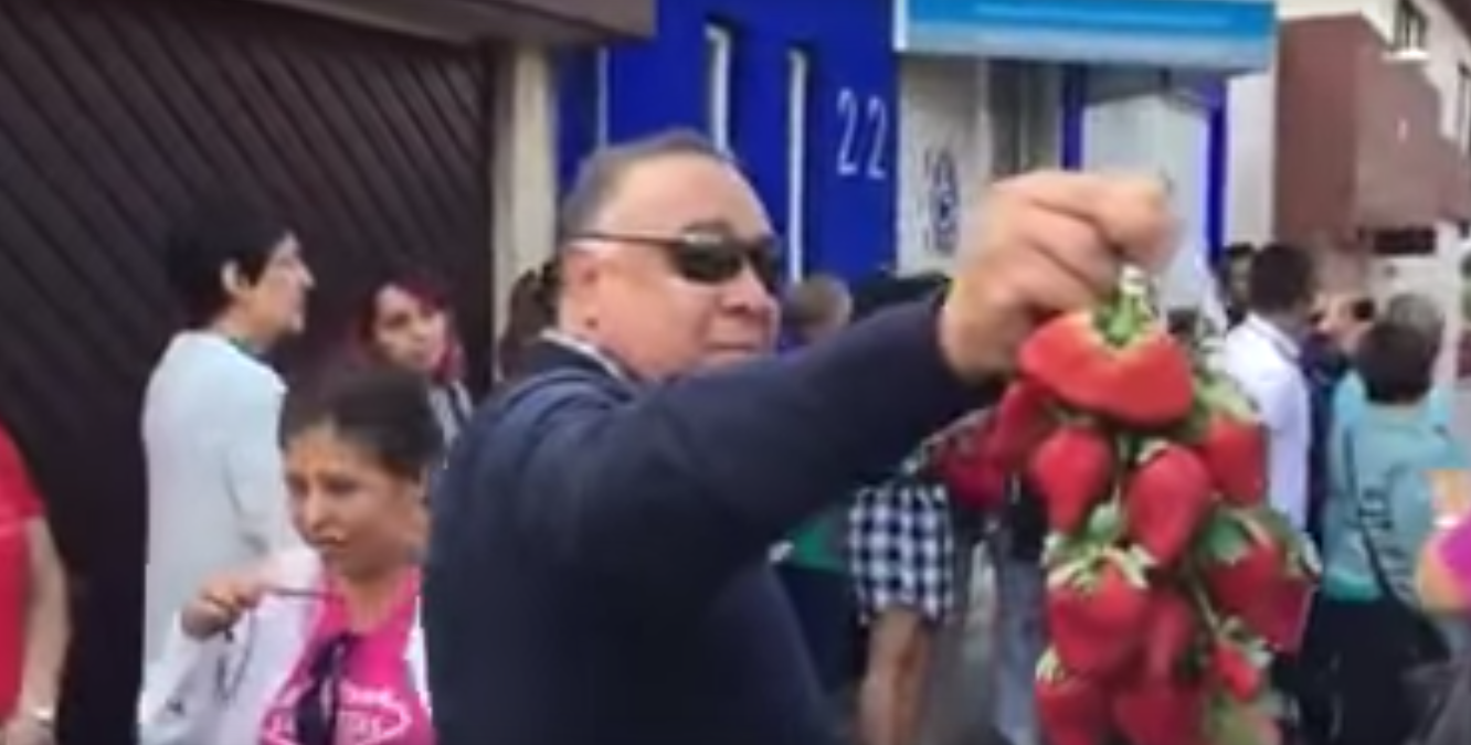 Empresario michoacano vende tonelada de fresas en una hora gracias a mensaje viral