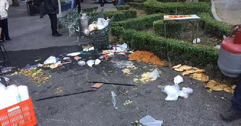 Conductor ebrio se estrella contra puesto de tamales