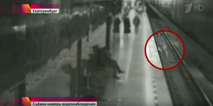 Estudiante distraído con el celular cae a las vías del metro