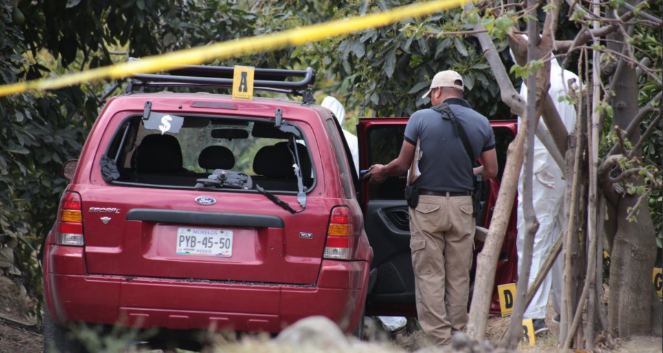 Abandonan camioneta con cuatro cadáveres en Morelos