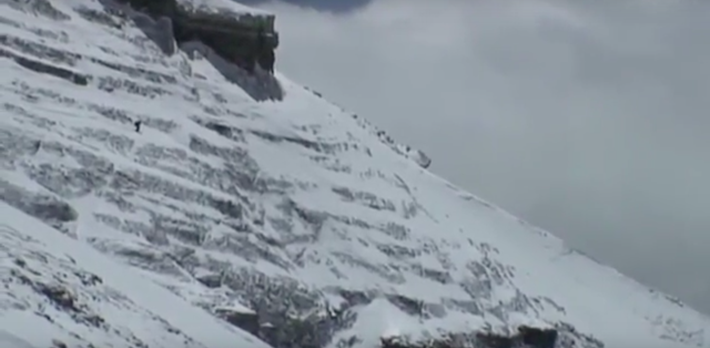 Video: hombre baja esquiando el Everest