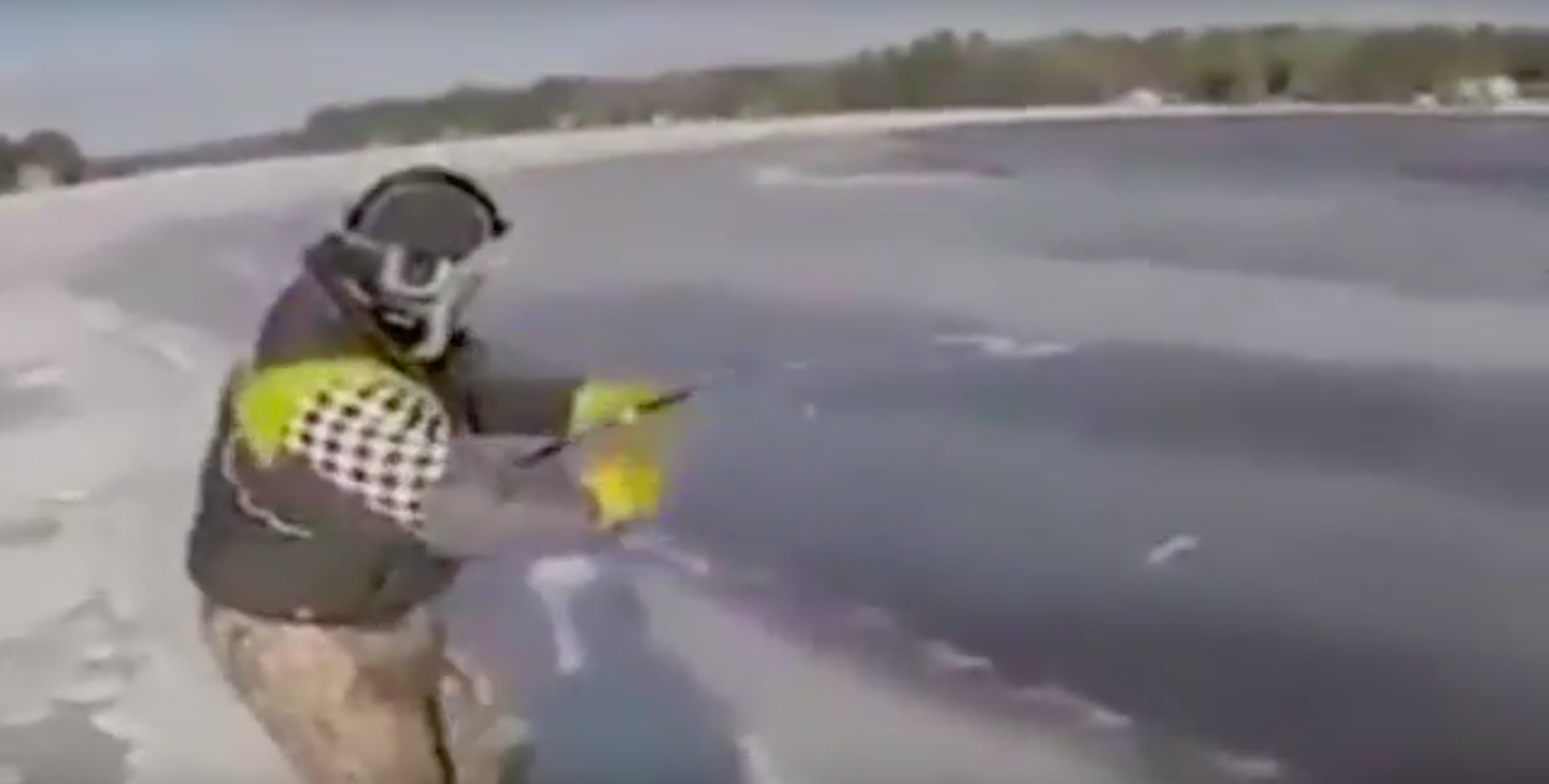 Pescadores rescatan a adolescente atrapada en el hielo