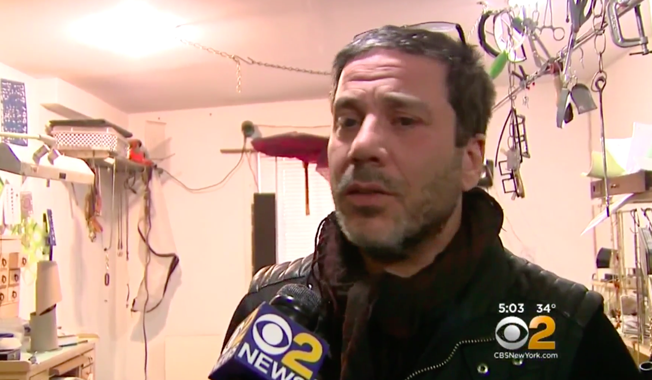 Video: dueño de joyería en Nueva York se enfrenta a asaltantes - Captura-de-pantalla-2017-02-17-a-las-18.35.09