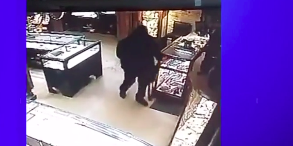 Video: dueño de joyería en Nueva York se enfrenta a asaltantes