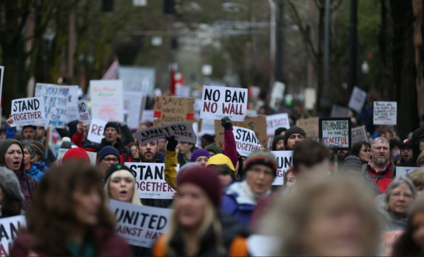 Miles marchan contra Trump en el ‘Día del Presidente’