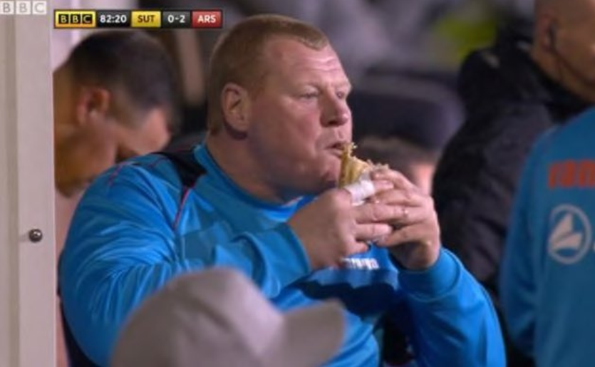 Portero renuncia en Inglaterra por comer empanada en pleno partido - Captura-de-pantalla-2017-02-21-a-las-12.14.05