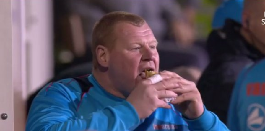 Portero renuncia en Inglaterra por comer empanada en pleno partido