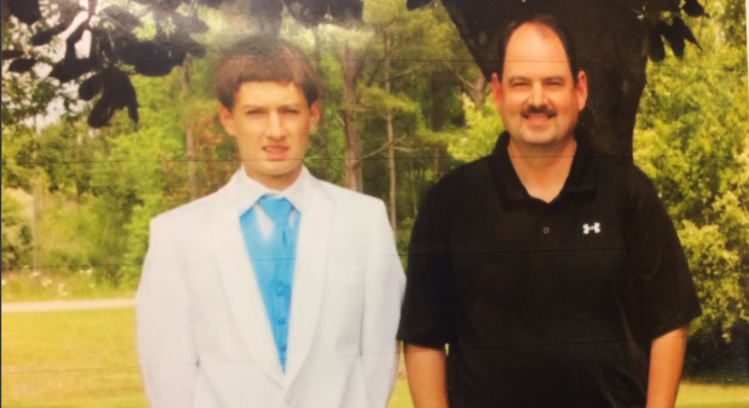 Padre e hijo chocan el uno contra el otro y los dos mueren