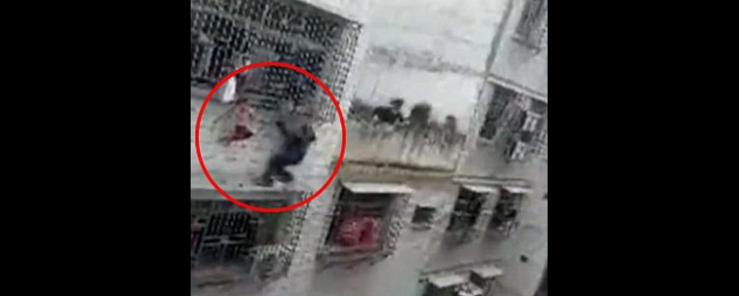 Video: hombres salvan a niña atorada del cuello