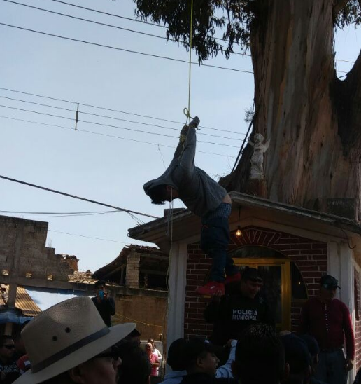 Video: habitantes de Tulancingo intentan linchar a presunto ladrón - Captura-de-pantalla-2017-02-23-a-las-19.01.50