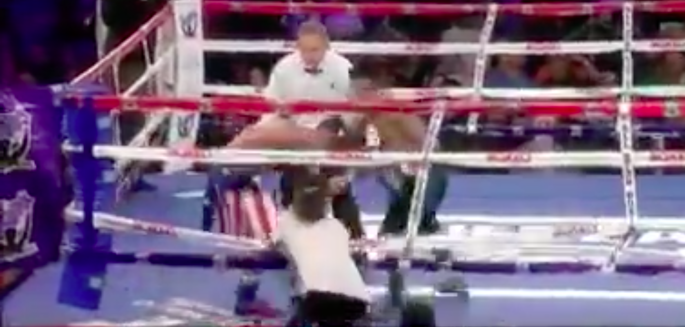 Aficionado golpea a boxeador en plena pelea