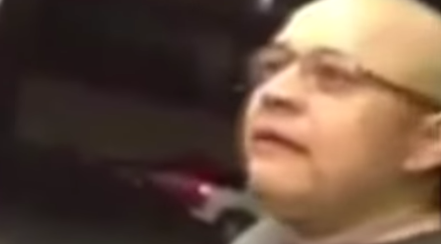 Hombre humilla a empleado de Oxxo